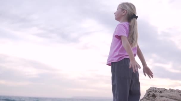 Szczęśliwa Wolna Dziewczyna Podnosząca Ręce Tle Zachodu Słońca Nad Morzem — Wideo stockowe