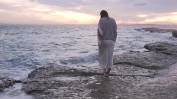 Kobieta Ciepłym Swetrze Spaceruje Wieczorem Morzu — Wideo stockowe