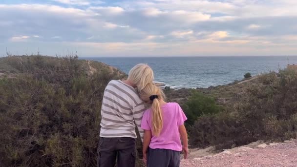 Schöne Kinder Bruder Und Schwester Stehen Mit Dem Rücken Zur — Stockvideo
