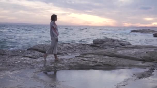 Kobieta Swetrze Spacerująca Plaży Zachodzie Słońca Hiszpania Alicante — Wideo stockowe