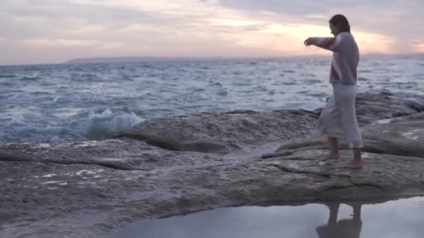 Feliz Mujer Libre Caminando Por Mar Noche — Vídeos de Stock