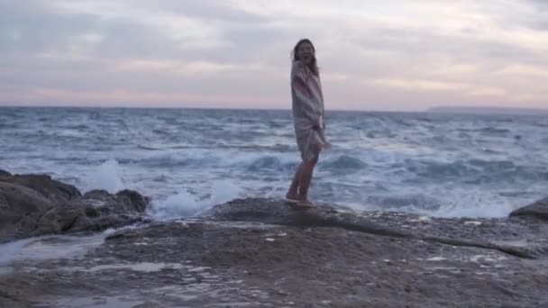 Kobieta Spaceruje Skałach Nad Morzem Jej Jedwabna Spódnica Jest Zwinięta — Wideo stockowe