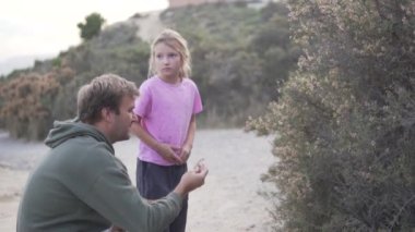 Güzel bir kızı olan bir baba İspanya 'da bir parkta yürür, Alicante..