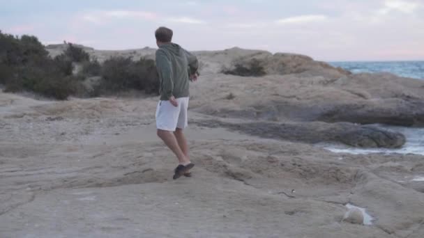 Zabawny Męski Turysta Cieszący Się Wieczorem Morzem Plaży — Wideo stockowe
