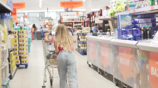 Novembro 2023 Espanha Alicante Uma Menina Empurra Carrinho Supermercado — Vídeo de Stock