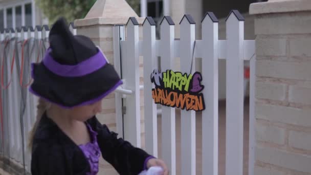 Dziewczyna Ozdabia Płot Sztuczną Pajęczyną Święto Halloween — Wideo stockowe