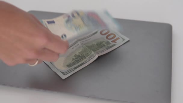 Ruský Specialista Jede Dovolenou Zahraničí Detailní Záběr Eurobankovek Dolarových Bankovek — Stock video