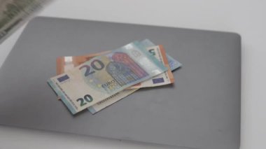 Kırmızı pasaport avroda ve dolar banknotları dizüstü bilgisayarda..