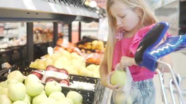 2023年11月2日 西班牙阿利坎特 漂亮的姑娘在杂货店的袋子里摘苹果 — 图库视频影像