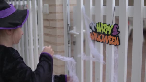 Dziewczyna Wisi Pajęczynę Drzwiach Bramy Znak Happy Halloween — Wideo stockowe