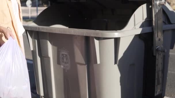 2023年11月10日 スペイン アリカンテ 女性は通りのゴミ箱に大きな袋にゴミを投げる — ストック動画