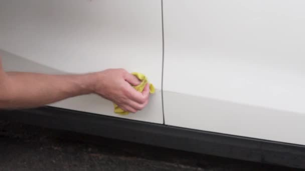 Olhar Para Veículo Danificado Homem Lavando Sujeira Uma Pequena Mossa — Vídeo de Stock