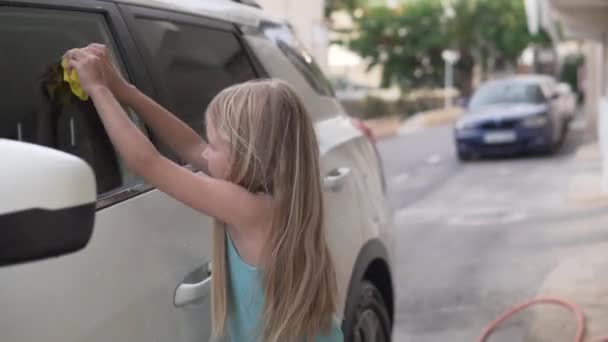 Vacker Liten Flicka Tvätta Fönstret Bil Gården — Stockvideo