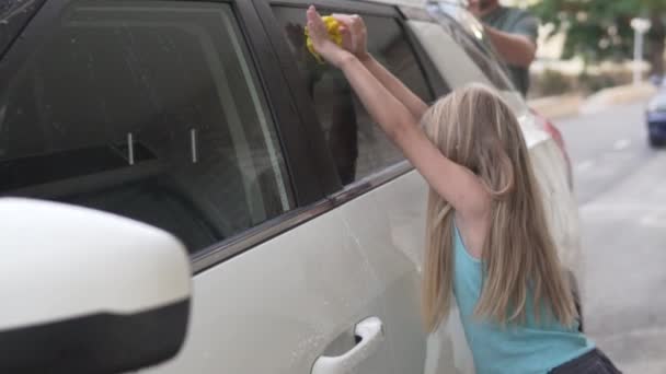 Piękna Dziewczynka Myje Biały Samochód Ulicy Pobliżu Domu Ojcem — Wideo stockowe
