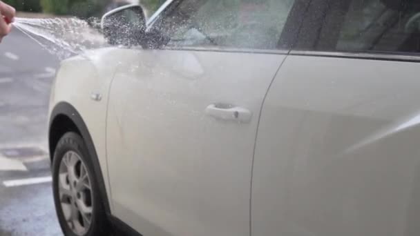 Автомийка Миє Бруд Білого Автомобіля Використовуючи Мийку Високого Тиску Теплою — стокове відео