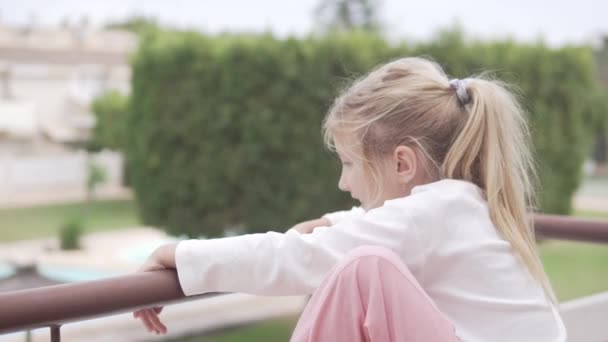 Маленька Дівчинка Піжамі Стоїть Балконі Вранці Дивиться Басейн — стокове відео