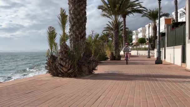 Uma Menina Capacete Anda Bicicleta Longo Mar Alicante Espanha — Vídeo de Stock
