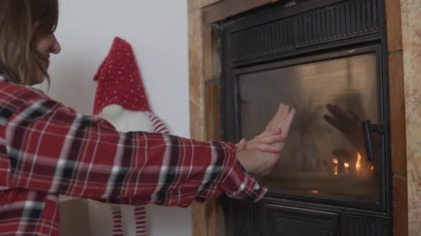 傍晚时分 布鲁内特的女人在壁炉边取暖 欧洲的冬天 西班牙 — 图库视频影像