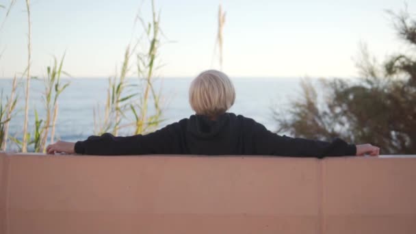 Блондинка Сидить Лавці Біля Моря Вид Ззаду Іспанія Аліканте — стокове відео
