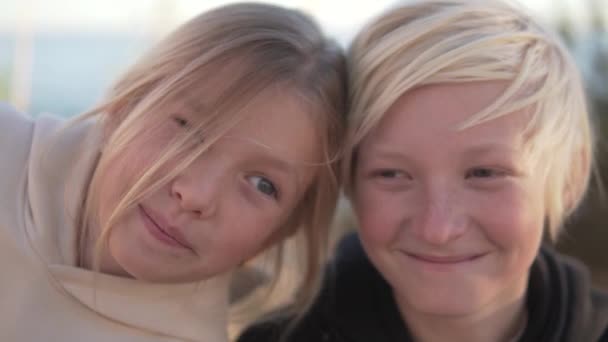 Крупный План Лиц Красивые Блондинки Детей Мальчик Девочка — стоковое видео