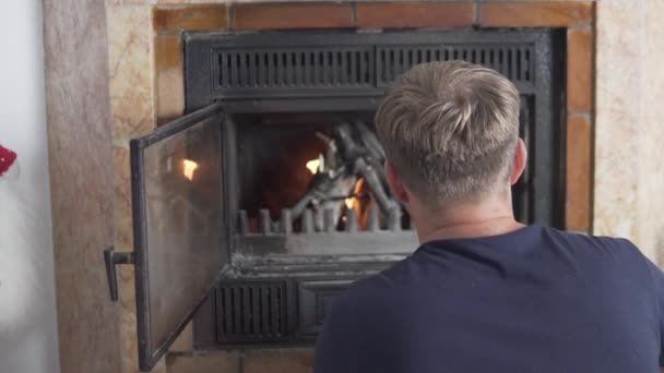 Muž Rozdělá Oheň Krbu Doma Španělsku Alicante — Stock video