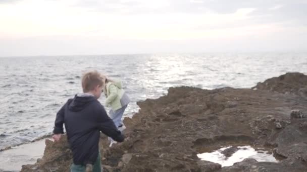 Хлопчик Дівчинка Гуляють Пляжі Похмурий Вечір Взимку Іспанія Аліканте — стокове відео