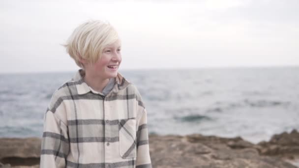 Pemuda Albino Tampan Yang Berdiri Pantai Dengan Latar Belakang Laut — Stok Video