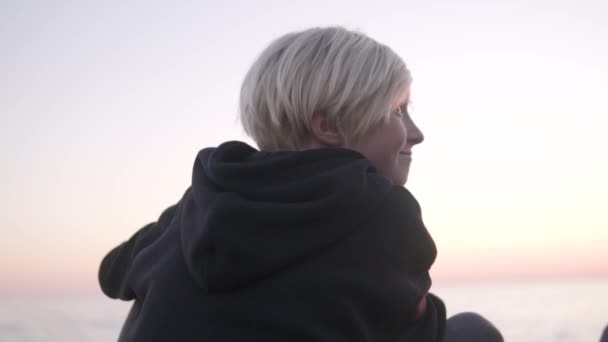Hezký Dospívající Chlapec Bílými Vlasy Sledování Západu Slunce Moři — Stock video