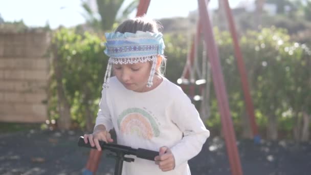 Kafasında Kaka Olan Güzel Bir Rus Kızı Spanya Bir Parkta — Stok video