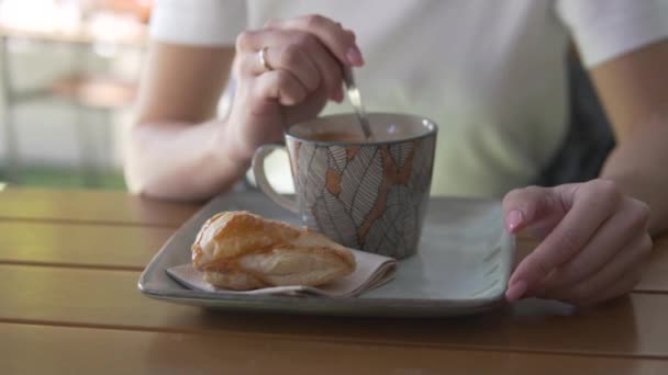 Zbliżenie Kobiecych Dłoni Mieszających Się Cukrze Filiżance Cappuccino — Wideo stockowe