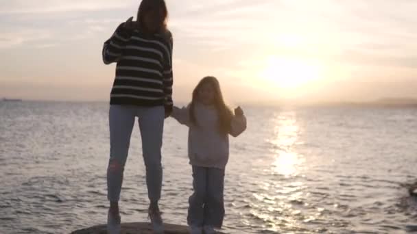 Krásná Maminka Dcerka Tančí Skále Moře Při Západu Slunce Španělsko — Stock video