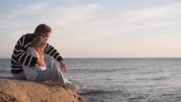 Spokojna Matka Córeczką Siedzącą Wieczorem Skale Nad Morzem Hiszpania Alicante — Wideo stockowe