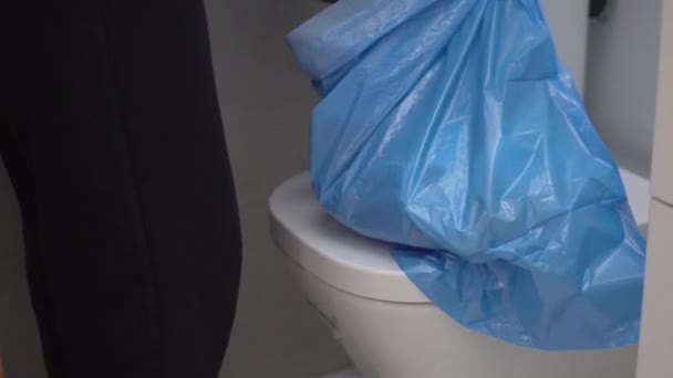 Close Homem Jogando Lixo Balde Banheiro Saco Lixo Close — Vídeo de Stock