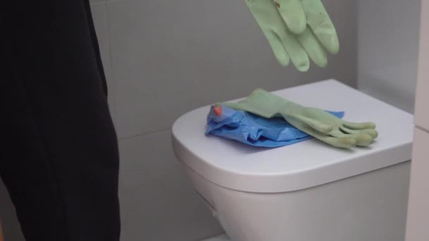 Schoonmaakster Trekt Rubberen Handschoenen Aan Opent Een Plastic Vuilniszak — Stockvideo