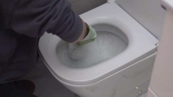 一个戴手套的女人用刷子清洁马桶里的马桶 — 图库视频影像