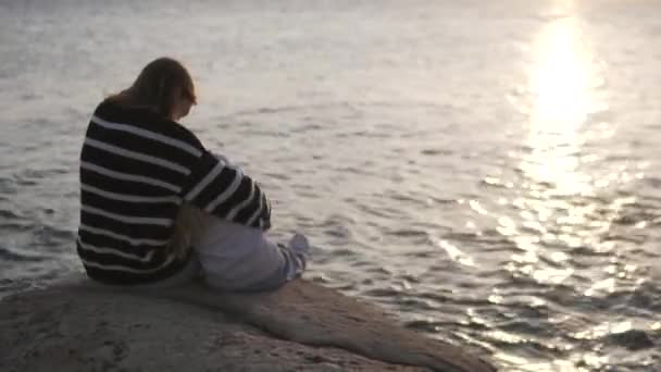 Mãe Amorosa Sentada Com Filhinha Junto Mar Pôr Sol — Vídeo de Stock