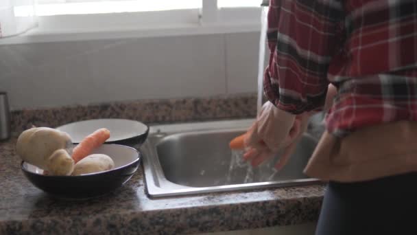 Жінка Готує Їжу Кухонній Мисці Миючи Моркву Важливий Інгредієнт Приготування — стокове відео