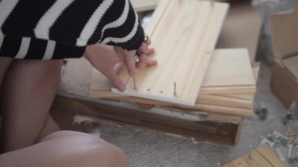 Nahaufnahme Frau Montiert Holzmöbel Für Hause — Stockvideo