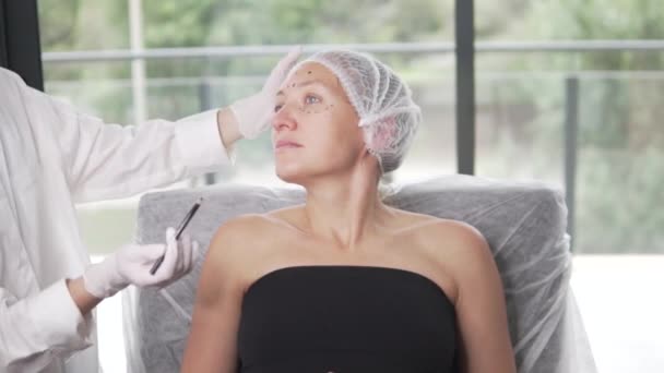Konzept Einer Frau Der Rezeption Eines Kosmetologen Der Kosmetologe Markiert — Stockvideo