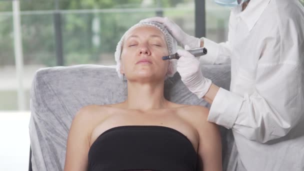 Kosmetolog Gör Dermapen Procedur Kvinna Ansikte — Stockvideo