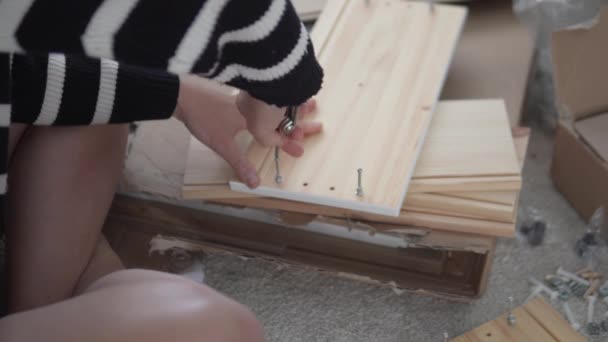 Eine Frau Stellt Mit Ihren Eigenen Händen Holzmöbel Für Das — Stockvideo