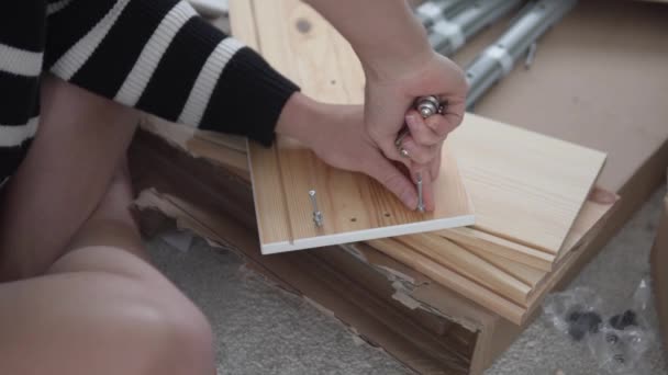 Nahaufnahme Weiblicher Hände Mit Einem Schraubenzieher Eine Frau Baut Möbel — Stockvideo