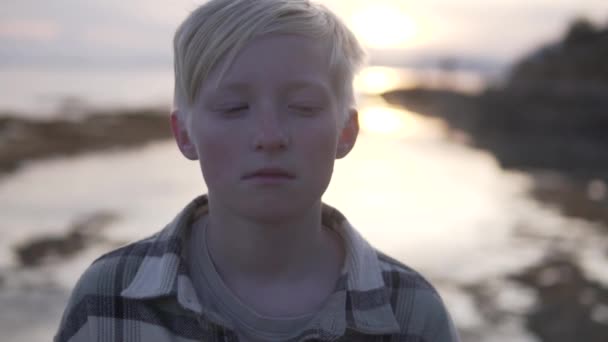 Egy Fiatal Gyermek Csukott Szemmel Áll Víz Előtt Érezve Táj — Stock videók