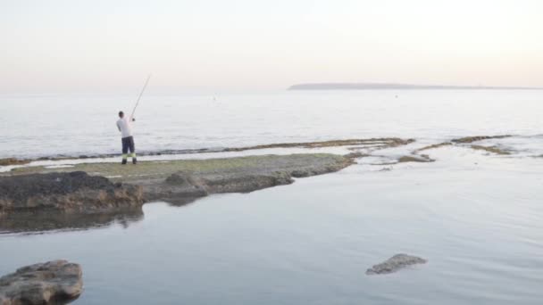 Pescador Macho Pescador Caña Pescar Mar Mediterráneo España Alicante Desenfoque — Vídeos de Stock