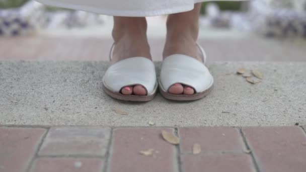 Nahaufnahme Weiblicher Füße Weißen Sandalen Mit Offenem Zeh Frau Bewegt — Stockvideo