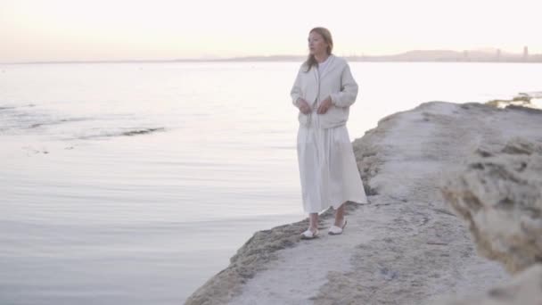 Жінка Туристка Довгій Білій Спідниці Йде Уздовж Моря Ввечері Заході — стокове відео