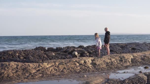 Mutlu Genç Çocuklar Sahilde Yürüyerek Plaj Tatili Yaparlar — Stok video