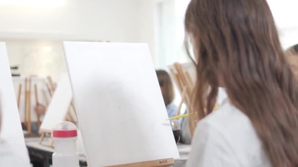 母亲和女儿在画布上画了一幅画 在画室里画了一个硕士班 — 图库视频影像