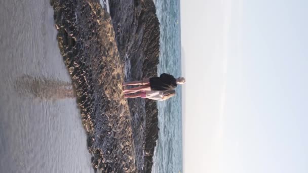 Dikey Video Erkek Kız Dalgalanan Denizin Yanında Duruyor Spanya Alicante — Stok video