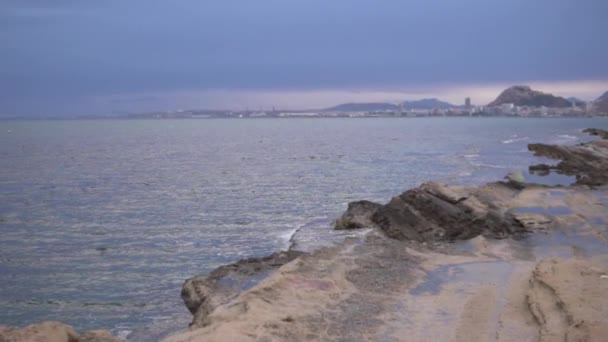 Zonsondergang Bewolkte Lucht Boven Zee Rotsen Uitzicht Stad Alicante Spanje — Stockvideo